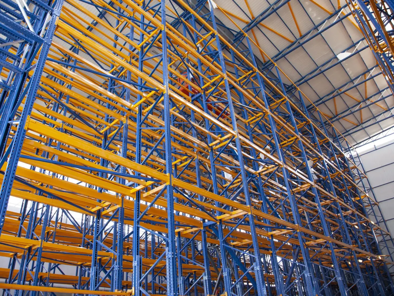 Clad-Rack Systems raf taşıyıcılı depo sistemi